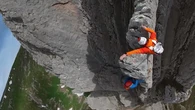 El emocionante ascenso de un escalador sobre una cresta de piedra caliza tan ancha como sus hombros
