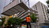 Barcelona levanta en 10 días un bloque de 40 viviendas públicas con construcción industrializada modular