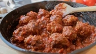 Ni miga de pan ni salsa: el truco para que las albóndigas queden más jugosas y con menos calorías
