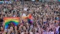 Pregón del Orgullo, en directo: "Sigamos yendo de flor en flor para juntar el ramo de flores más colorido del mundo"