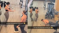Le pide matrimonio en el gimnasio y lo celebran haciendo abdominales: "Parecen Sims"