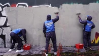 Los grafiteros borran pintadas para saldar su multa en Madrid: "Esperamos que se conciencien"
