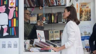 Visitas reales a la Feria del Libro: Letizia estuvo de incógnito un jueves y la infanta Elena, un sábado 