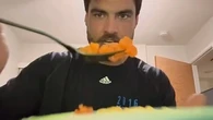 Un hombre pasa cinco días alimentándose solo a base de comida para bebés: "Me muero de hambre"