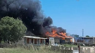 Nueve dotaciones de los bomberos trabajan en un incendio que quema varias barracas en El Prat de Llobregat