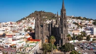 El pueblo de Gran Canaria con casas coloridas, bonitos jardines y una imponente iglesia de piedra volcánica