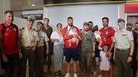 Así fue la cariñosa bienvenida del Ejército a Carlos Arévalo, al son de una marcha militar, tras ganar el bronce olímpico en K4