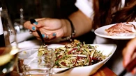 Un médico experto en nutrición alerta sobre las consecuencias para la salud de cenar tarde