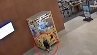 Una cámara de seguridad capta como un niño se queda atrapado en una máquina de gancho y su angustioso rescate