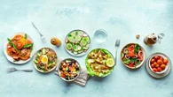 ¿Te baja la tensión el calor? Los alimentos que debes comer para que no te pase, según una nutricionista