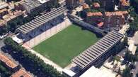 El estadio del Rayo Vallecano instala puertas antipánico antes de reparar grietas y retirar la cubierta