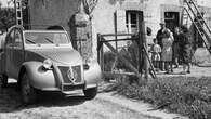 La historia del icónico Citroën 2 CV: un coche hecho para ir por el campo con una cesta de huevos y no romper ninguno