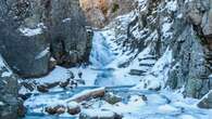 Rutas de senderismo perfectas para hacer en invierno: desde preciosos bosques nevados hasta cascadas congeladas