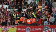 Diez minutos de parón y tensión en el Atlético - Betis por una incidencia en la grada: un aficionado es trasladado al hospital