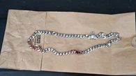 Le pegan un disparo, pero salva la vida gracias a su collar de plata: "Simplemente, increíble"