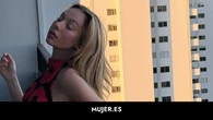 Ester Expósito tiene una falda de espejos que es sexy, crea 'looks' muy originales