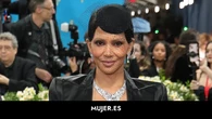 Halle Berry se 'inspira' en el vestido transparente de Bianca Censori para su 'look' de la Gala MET