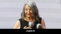 Petra Martínez, a los 80 años, con un vestido negro y siendo la más elegante de los Premios Max