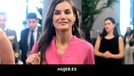 La reina Letizia elige su vestido camisero más veraniego y recurre al mejor truco para la cintura
