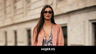 No lleva ni un mes en Zara y está a punto de agotarse: el vestido de flores que te lleva a Italia