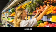 La fruta mucho mejor que una naranja recomendada por Boticaria García para una piel joven