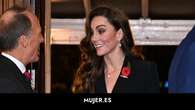 Por qué Kate Middleton tiene que llevar el broche de flores rojas dos veces al año y qué significa