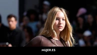 Lila Moss sigue los pasos de su madre y aparece con un top transparente y el pecho descubierto en la Fashion Week 