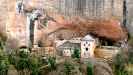 El curioso monasterio de Aragón construido debajo de una roca: una joya del románico en un paisaje espectacular
