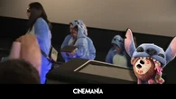 Una familia se disfraza para ver 'Lilo y Stitch', sorprende al cine... y este es el significado de 'Ohana'