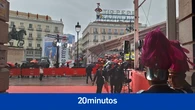 Un Dos de Mayo pasado por agua: las mejores imágenes de un acto con paraguas, truenos y relámpagos