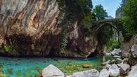 Uno de los rincones más mágicos de Asturias: un puente medieval sobre las aguas del río Cares