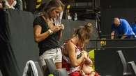 La imagen que emociona a Argentina: una jugadora de baloncesto amamanta a su bebé en el banquillo en pleno partido