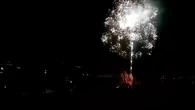 Hinchas del PSG lanzan fuegos artificiales junto al hotel donde se aloja el FC Barcelona a las 4 de la madrugada