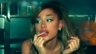 Ariana Grande posa irreconocible con un 'look' inspirado en 'RuPaul's Drag Race'