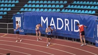 Impactante caída en el campeonato de Madrid de 60m: choca contra la publicidad y desaparece