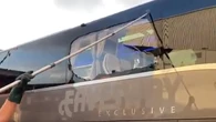 El autobús del Real Madrid, apedreado a su llegada a Anfield