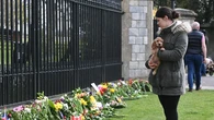La historia detrás de la foto más viral de Felipe de Edimburgo y la reina
