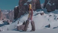 Chanel y Miu Miu confirman la vuelta de las botas de pelo que tanto triunfaron en los 2000 para este invierno