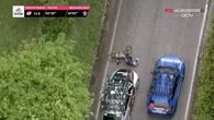 Insólito atropello a un ciclista por parte del coche de un equipo rival en el Giro de Italia