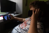 Los niños de familias pobres pasan 16 días más al año frente a las pantallas y realizan seis días menos de actividad física