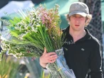 Jeremy Allen White o el hombre pegado a un ramo: ¿de dónde viene la obsesión del actor por las flores?