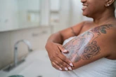 ¿Cuáles son los cuidados esenciales de los tatuajes en verano? Contra el picor, protección solar e hidratación