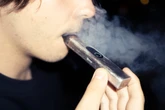 Los jóvenes que vapean tienen tres veces más probabilidades de comenzar a fumar