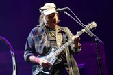 Neil Young canta con rabia contra Trump en su nuevo tema: “No necesitamos reglas fascistas, no queremos escuelas fascistas”