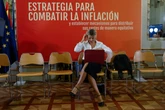 Las cláusulas salariales que solo compensan en parte el alza de la inflación ganan terreno al resto