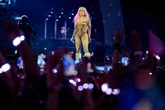 Karol G lanza su nuevo disco, del merengue a la bachata, ‘Tropicoqueta’