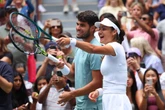 Alcaraz y Raducanu se estrenan con derrota bajo los focos del US Open
