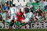 Bartra rescata un punto para el Betis ante un Celta ingenuo