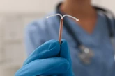 El dolor innecesario durante la aplicación de un DIU anticonceptivo: “Es como si te estuvieran atornillando por dentro”