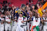 El Tottenham salva el año al ganar la Liga Europa en un partido infame